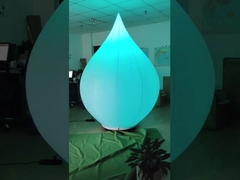 Een opblaasbare RGB-ballon in de vorm van een lotus, ontworpen voor curatoren en ontwerpers