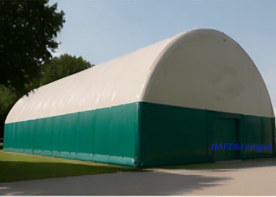 Opblaasbare luchttent met een luchtondersteunde membraan met modulaire prefabricatie en een architectonisch membraan