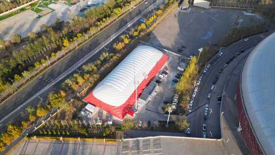 AirBrother 30×50m Luchtgestabiliseerd Membraan Gebouw – 1.500m² Modulaire Koepel Oplossing