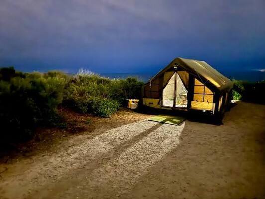 Ruime opblaasbare luchttent ideaal voor campingfestivals en buitenbijeenkomsten Biedt comfortabele schuilplaatsen